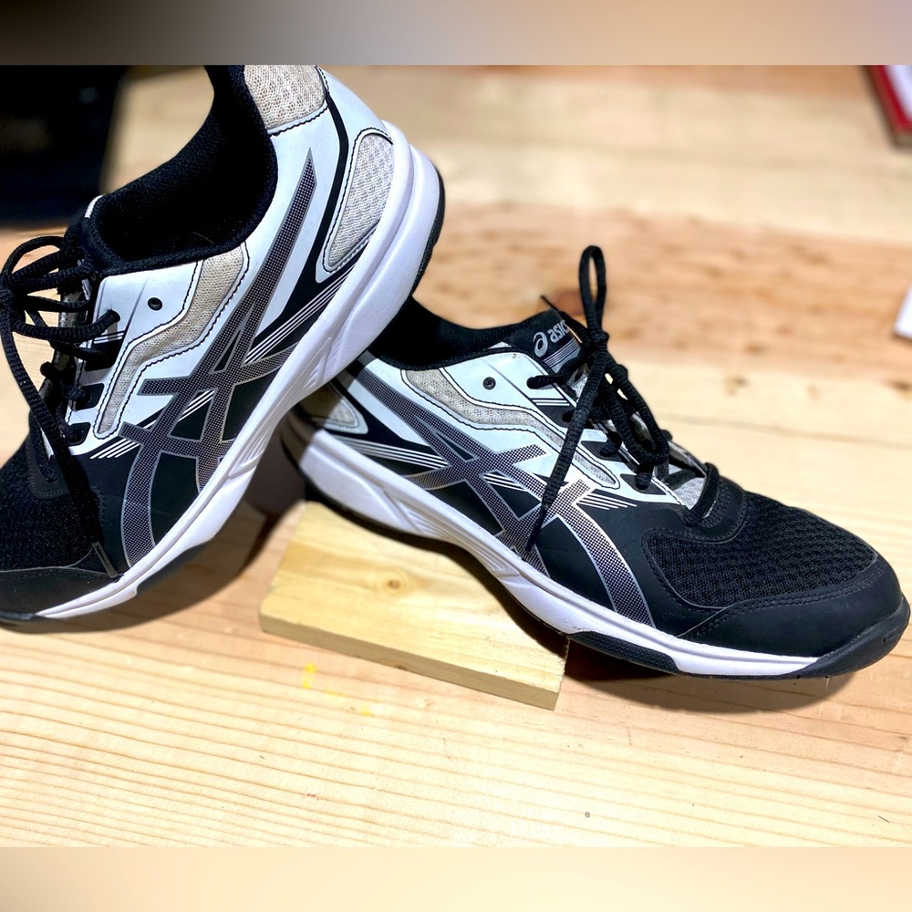 - ASICS upcourt Volleyball shoes 9.5 women